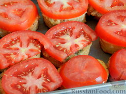 Башенки из баклажанов и помидоров с сыром: Обжаренный хлеб уложите на противень.    Помидоры нарежьте кружочками и положите по одному на хлеб, чуть посолите.
