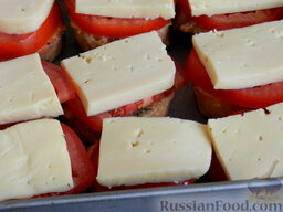 Башенки из баклажанов и помидоров с сыром: Сверху положите по кусочку нарезанного сыра.