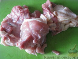 Куриные бедрышки с картофелем, запеченные в духовке: Включить духовку. Куриные  бедрышки вымыть и обсушить.
