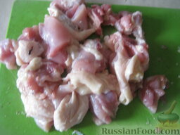 Куриные бедрышки с картофелем, запеченные в духовке: Вынуть кости и нарезать куриное мясо кусочками.