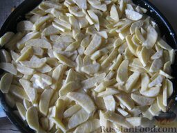 Куриные бедрышки с картофелем, запеченные в духовке: Выложить на куриное мясо слой лука, а затем слой подготовленного картофеля.