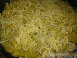 Куриные бедрышки с картофелем, запеченные в духовке: Натереть на крупной терке твердый сыр. Посыпать готовое блюдо равномерно сыром. Поставить в духовку на 3-5 минут, чтобы расплавился сыр.