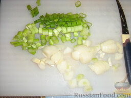 Салат из креветок и авокадо "Зеленый": Зеленый лук измельчить, вместе с луковичкой.