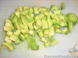 Салат из креветок и авокадо "Зеленый": Авокадо очистить от кожуры и порезать кубиками. Огурец тоже почистить и нарезать кубиками.