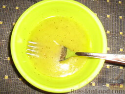 Салат из креветок и авокадо "Зеленый": В мисочке взбить сок лимона и оливковое масло, с добавлением черного молотого перца.