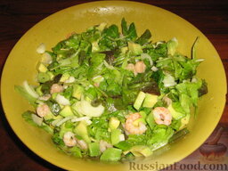 Салат из креветок и авокадо "Зеленый": Смешать все составляющие, подсолить и заправить подготовленной эмульсией из масла и лимонного сока.