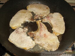 Свиные отбивные в соусе из сыра горгонзола: Свинину разрезать на ломтики и слегка отбить. Обжарить на растительном масле. Подсолить.