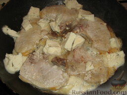 Свиные отбивные в соусе из сыра горгонзола: На сковороду добавить кусочки сыра горгонзола. Растопить сыр.