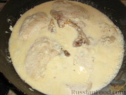 Свиные отбивные в соусе из сыра горгонзола: Добавить молоко и перемешать соус. Тушить около 10-15 минут.