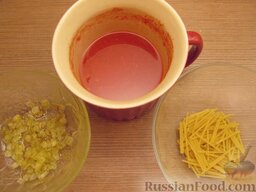 Томатный суп с вермишелью: В подготовленный томатный сок долить 100 мл воды. Добавить лук и вермишель.