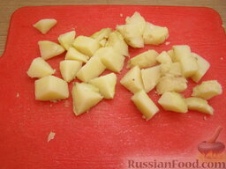 Картофельный салат с сушеным тунцом: Картофель отварить в мундире, остудить и нарезать кубиками.