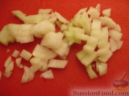 Картофельный салат с сушеным тунцом: Лук очистить, вымыть мелко нарезать.