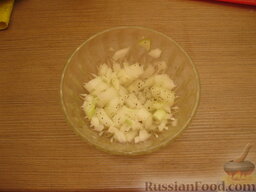 Картофельный салат с сушеным тунцом: Выжать в лук лимонный сок, соль, перец. Оставить мариноваться на 10-15 минут.