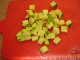 Картофельный салат с сушеным тунцом: Огурцы вымыть и нарезать кубиками.