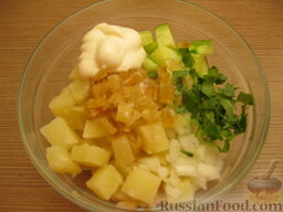 Картофельный салат с сушеным тунцом: Все ингредиенты смешать. Добавить майонез. Перемешать. Дать постоять 30-40 минут.