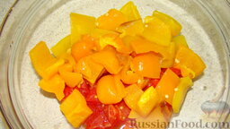 Запеченный салат: Остывшие перец и помидоры очистить от кожицы и нарезать крупным кубиком.