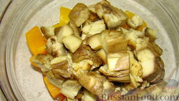 Запеченный салат: Остывшие баклажаны очистить от кожуры и нарезать крупным кубиком.