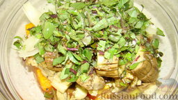 Запеченный салат: Базилик измельчить ножом и отправить в миску, к нарезанным овощам, туда же добавить нарезанный полукольцами лук.    Приправить салат оливковым маслом и солью с перцем, перемешать. Салат готов, можно подавать к столу.