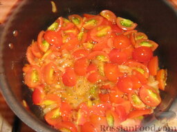 Пармижиана из цуккини с чечевицей: Добавляем помидорки, разрезанные на крупные кусочки. Обжариваем. Тушим 5 мин.