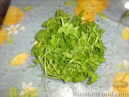 Салат "Гриль № 2": Салат руккола моем и слегка подсушиваем. Если вы не любите рукколу, замените ее другим салатом, например радиккио.