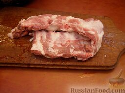 Свиные ребрышки, тушенные с томатным соком: Как приготовить свиные ребрышки с томатным соком:    Ребра вымыть и разрезать на порционные куски.