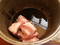 Свиные ребрышки, тушенные с томатным соком: В казане разогреть растительное масло. На сильном огне, часта размешивая, 7-10 минут обжаривать ребра.