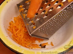 Свиные ребрышки, тушенные с томатным соком: Морковь очистить, вымыть и натереть на терке.