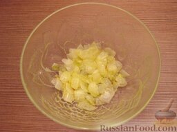 Крем-суп из шампиньонов (в микроволновке): Лук очистить, вымыть, нарезать. Добавить 1 ст. ложку оливкового масла. Готовить лук в микроволновке при максимальной мощности 3,5 минуты.