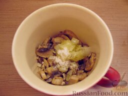 Крем-суп из шампиньонов (в микроволновке): Смешать грибы и лук. добавить соль и перец. Пюрировать блендером 10 минут до однородности.