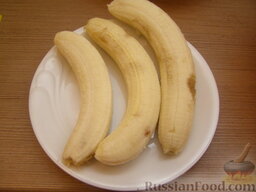 Торт творожный с бананами: Очистить три банана.