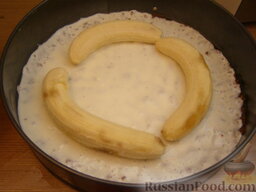 Торт творожный с бананами: На охлажденный корж налить тонкий слой желе. Выложить бананы.