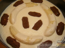 Торт творожный с бананами: Оставшееся пространство произвольно заполнить брусочками из печенья с шоколадом.