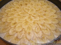 Торт творожный с бананами: Украсить торт. Для этого очистить еще 1-2 банана и тоненько их нарезать. Выложить из ломтиков банана узор.    Развести прозрачное желе для торта, как указано на упаковке. Залить этим желе подготовленные бананы. Поставить в холодильник на 1 час.