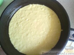 Пирог с творожной начинкой: Вылить тесто.
