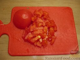 Чечевица с помидорами: Подготовленный помидор мелко нарезать.