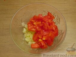 Чечевица с помидорами: Смешать нарезанный помидор с припущенным луком. Готовить в микроволновке при максимальной мощности  5-6 минут. Помидоры должны совсем размягчиться.