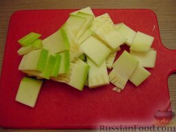 Маринованный салат из овощей и шампиньонов: Кабачки очищаем от кожуры и нарезаем тонкими пластинками.