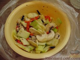 Маринованный салат из овощей и шампиньонов: Смешиваем овощи и грибы. Солим, перчим. Поливаем оливковым маслом и лимонным соком. Заворачиваем в пакет и убираем в холодильник на 12-18 часов.