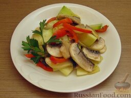 Маринованный салат из овощей и шампиньонов: Еще раз перемешиваем салат и подаем его на стол, украсив зеленью.    Приятного аппетита!