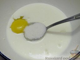 Оладьи из ржаной муки: Смешать кислое молоко с яйцом, сахаром и солью.