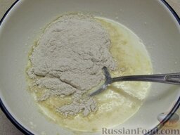 Оладьи из ржаной муки: Добавить соду и ржаную муку. Тщательно перемешать тесто и оставить его на 20-30 минут.