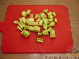 Овощной салат с чечевицей: Огурцы очистить от кожуры и нарезать кубиками со стороной 1 см