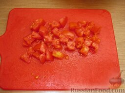 Овощной салат с чечевицей: Помидоры нарезать мелко. Желательно тоже кубиками со стороной 1 см
