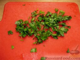Овощной салат с чечевицей: Петрушку вымыть и нарезать.