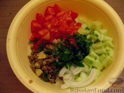 Овощной салат с чечевицей: Все ингредиенты смешать. Добавить соль, растительное масло (2,5-3 ст .ложки) и лимонный сок (или уксус). Перемешать.