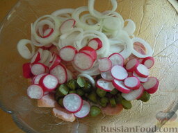 Мясной салат (по-баварски): 2. Лук, редис и огурцы режем тоже тонкими кружками.
