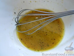 Мясной салат (по-баварски): 3. Делаем соус: бульон, уксус перемешиваем с горчицей, солью и перцем, добавляем затем раст. масло.