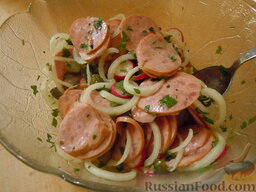 Мясной салат (по-баварски): 4. Добавляем в салат мелко порезанную петрушку, мелко нарезанный листочек магги. Перемешиваем все с соусом. Салат готов.