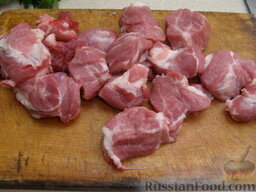 Шашлык из свинины с чесноком: Мясо нарезать кусочками со стороной 4-5 см. Можно использовать мякоть или кусочки с ребрышком.