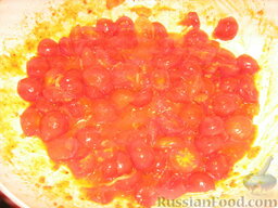 Палермитанский летний суп: Добавить помидорки и тоже обжарить, посолить и тушить около 10 мин.